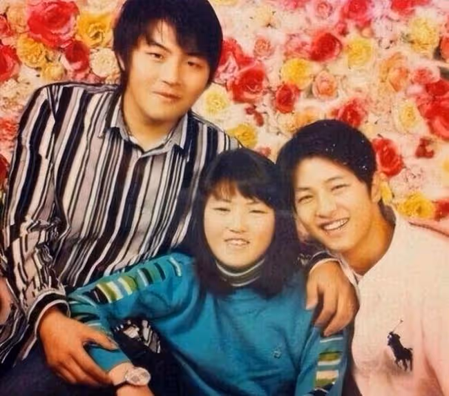 宋仲基參加妹妹博士畢業典禮 三兄妹顏值差距大