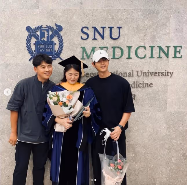 恭喜!宋仲基妹妹醫學博士畢業,三兄妹罕見合影,宋仲基顏值優越