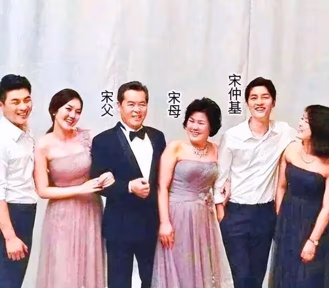 恭喜!宋仲基妹妹醫學博士畢業,三兄妹罕見合影,宋仲基顏值優越
