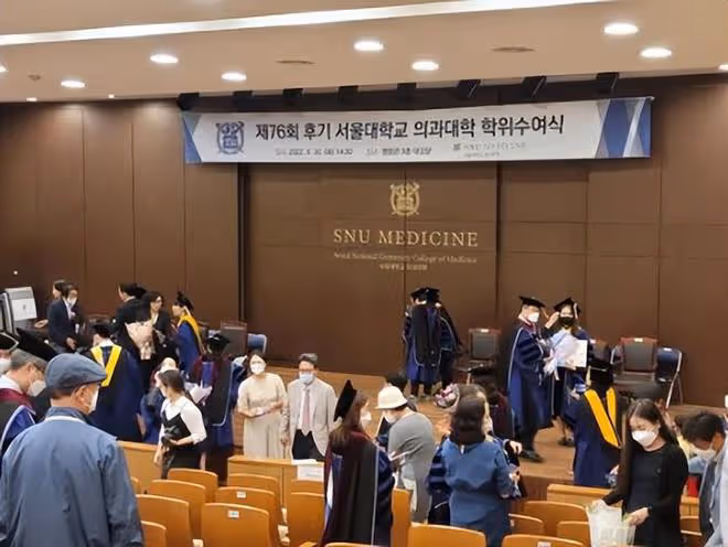 恭喜!宋仲基妹妹醫學博士畢業,三兄妹罕見合影,宋仲基顏值優越