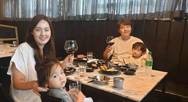 恭喜!宋仲基妹妹醫學博士畢業,三兄妹罕見合影,宋仲基顏值優越