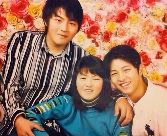 恭喜!宋仲基妹妹醫學博士畢業,三兄妹罕見合影,宋仲基顏值優越