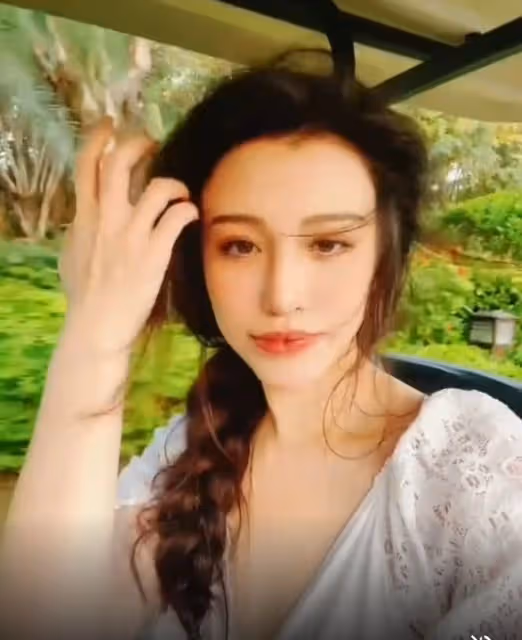 劉翔前妻首都遊玩美貌驚艷,穿深V撩發撞臉王心凌,生活愜意奢侈