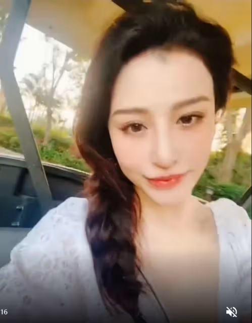 劉翔前妻首都遊玩美貌驚艷,穿深V撩發撞臉王心凌,生活愜意奢侈