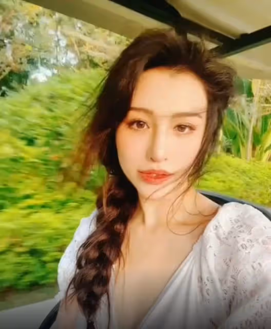 劉翔前妻首都遊玩美貌驚艷,穿深V撩發撞臉王心凌,生活愜意奢侈