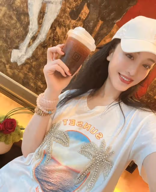 劉翔前妻首都遊玩美貌驚艷,穿深V撩發撞臉王心凌,生活愜意奢侈