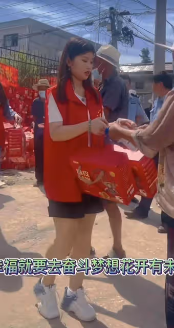 草帽姐現身農村做公益,擺大擂台唱歌很火熱,彎著腰熱情打招呼