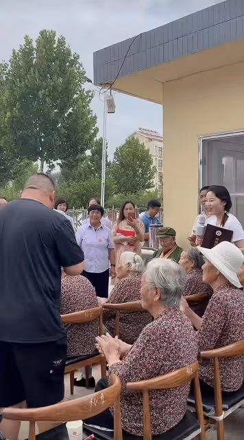 草帽姐現身農村做公益,擺大擂台唱歌很火熱,彎著腰熱情打招呼
