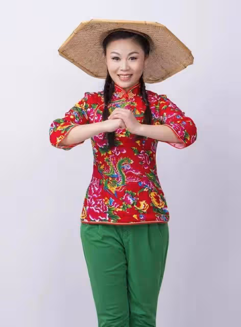 草帽姐現身農村做公益,擺大擂台唱歌很火熱,彎著腰熱情打招呼