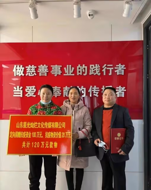 草帽姐現身農村做公益,擺大擂台唱歌很火熱,彎著腰熱情打招呼