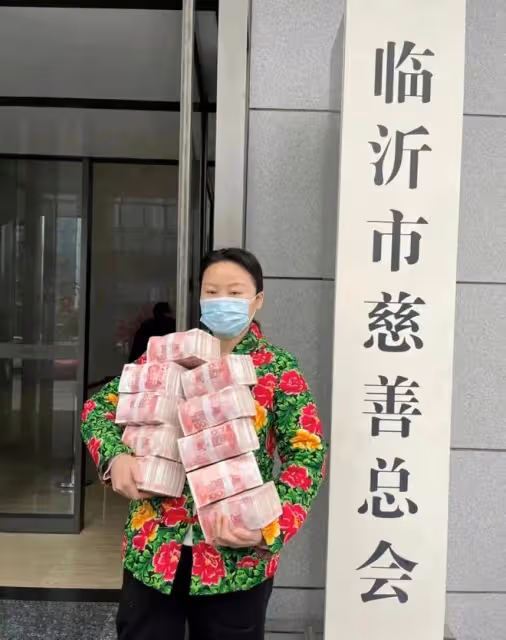 草帽姐現身農村做公益,擺大擂台唱歌很火熱,彎著腰熱情打招呼