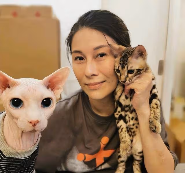 45歲前亞姐出海照曝光！腰部零贅肉筷子腿吸睛，曾拍半裸戲出名