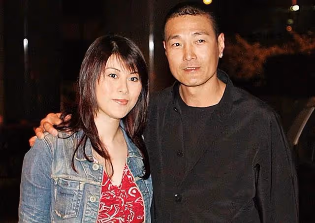 45歲前亞姐出海照曝光！腰部零贅肉筷子腿吸睛，曾拍半裸戲出名