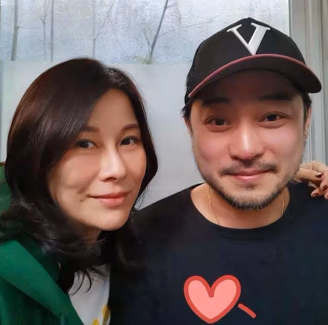 45歲前亞姐出海照曝光！腰部零贅肉筷子腿吸睛，曾拍半裸戲出名