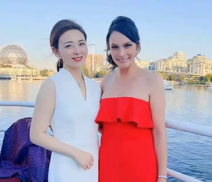 張柏芝姐姐好漂亮啊！五官混血感好強太精緻，穿連體褲比妹妹還美！