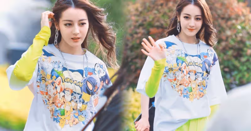 迪麗熱巴私服亮眼，螢光T配短褲清新明媚，穿長筒襪顯少女！