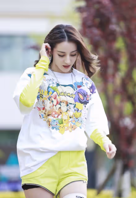 迪麗熱巴私服亮眼，螢光T配短褲清新明媚，穿長筒襪顯少女！