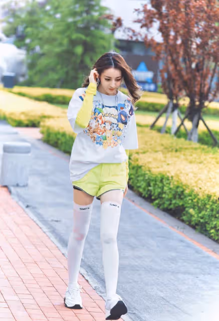 迪麗熱巴私服亮眼，螢光T配短褲清新明媚，穿長筒襪顯少女！