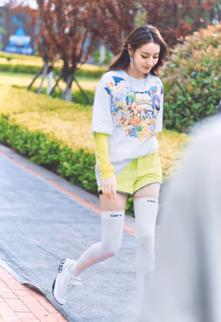 迪麗熱巴私服亮眼，螢光T配短褲清新明媚，穿長筒襪顯少女！