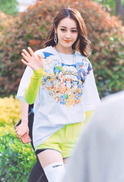 迪麗熱巴私服亮眼，螢光T配短褲清新明媚，穿長筒襪顯少女！