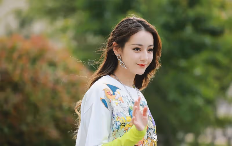 迪麗熱巴私服亮眼，螢光T配短褲清新明媚，穿長筒襪顯少女！