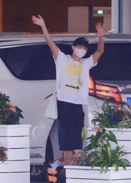 《星漢燦爛》慶功宴現場圖，吳磊穿拖鞋出鏡，與趙露思同框好配！