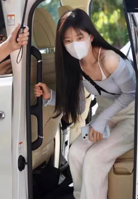 《星漢燦爛》慶功宴現場圖，吳磊穿拖鞋出鏡，與趙露思同框好配！