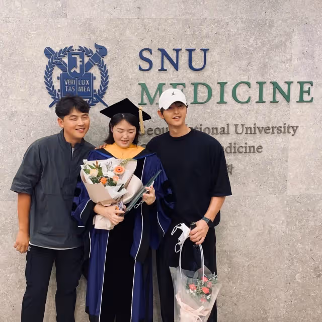 宋仲基3兄妹都是學霸！妹妹獲首爾大學醫學博士合照曝光
