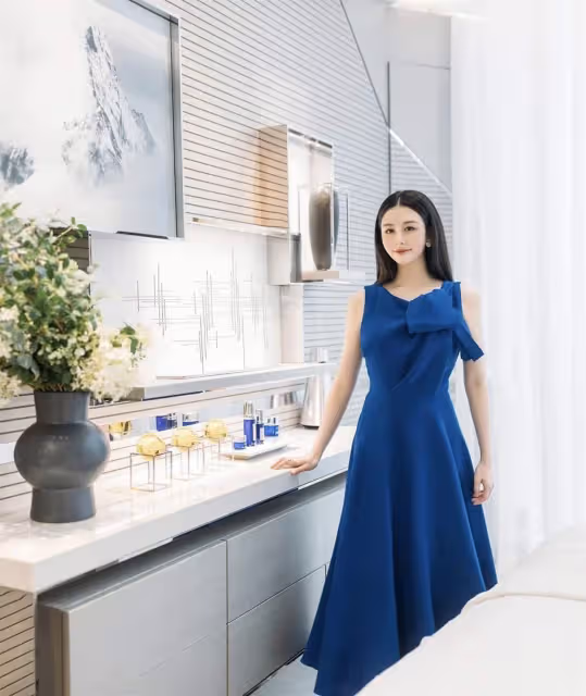 邱淑貞女兒沈月罕見曬美照!一襲藍色長裙氣質優雅,「逆天長腿+白皙皮膚」顏值不輸明星媽媽,網友:最美星二代