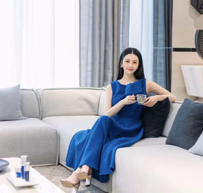 邱淑貞女兒沈月罕見曬美照!一襲藍色長裙氣質優雅,「逆天長腿+白皙皮膚」顏值不輸明星媽媽,網友:最美星二代