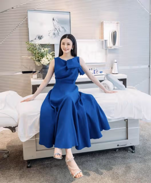 邱淑貞女兒沈月罕見曬美照!一襲藍色長裙氣質優雅,「逆天長腿+白皙皮膚」顏值不輸明星媽媽,網友:最美星二代