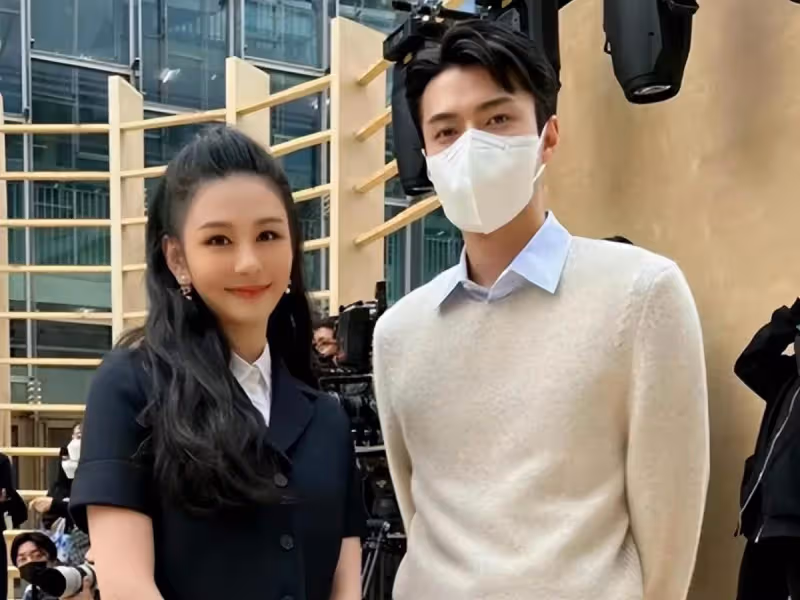 邱淑貞女兒沈月罕見曬美照!一襲藍色長裙氣質優雅,「逆天長腿+白皙皮膚」顏值不輸明星媽媽,網友:最美星二代