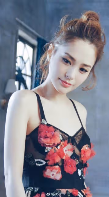 41歲阿嬌近照曝光!膚白貌美身材纖細,暴瘦50斤秀出「筷子腿」,網友:像美回18歲