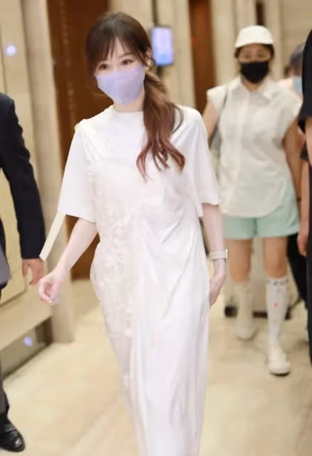 甜心教主果然厲害！王心凌穿毛衣還可以秀腰，牛奶肌膚嫩得掐出水