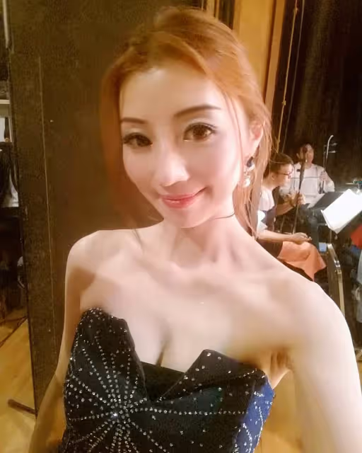 影片在網路瘋傳,女房仲賣房只圍一條浴巾火辣現身,遭批有失專業身分起底,竟是知名歌手