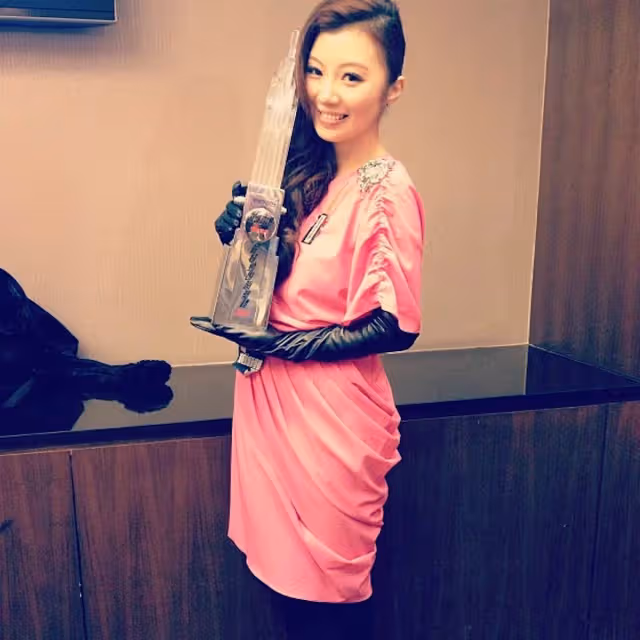 影片在網路瘋傳,女房仲賣房只圍一條浴巾火辣現身,遭批有失專業身分起底,竟是知名歌手