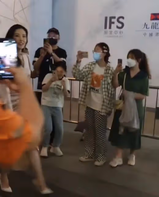 曾黎出席活動陣仗大,多位保鏢站在兩旁保護,超多粉絲圍觀顯人氣
