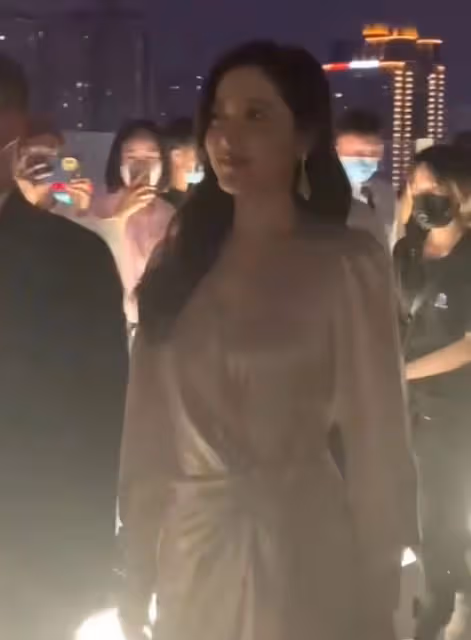 曾黎出席活動陣仗大,多位保鏢站在兩旁保護,超多粉絲圍觀顯人氣