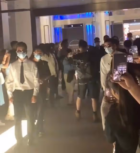 曾黎出席活動陣仗大,多位保鏢站在兩旁保護,超多粉絲圍觀顯人氣
