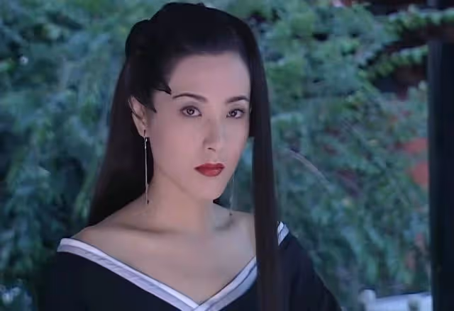 曾黎出席活動陣仗大,多位保鏢站在兩旁保護,超多粉絲圍觀顯人氣