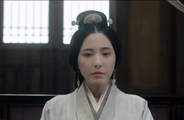 曾黎出席活動陣仗大,多位保鏢站在兩旁保護,超多粉絲圍觀顯人氣