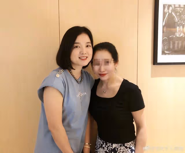 47歲白雪與小8歲老公罕露面!穿情侶鞋同台獻唱,小腿粗壯搶眼
