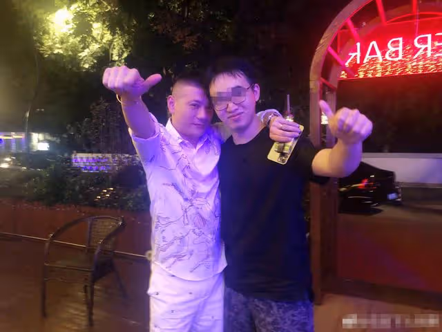 47歲白雪與小8歲老公罕露面!穿情侶鞋同台獻唱,小腿粗壯搶眼