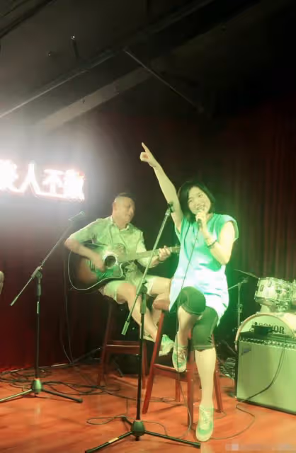47歲白雪與小8歲老公罕露面!穿情侶鞋同台獻唱,小腿粗壯搶眼