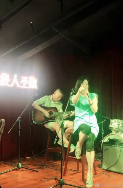 47歲白雪與小8歲老公罕露面!穿情侶鞋同台獻唱,小腿粗壯搶眼