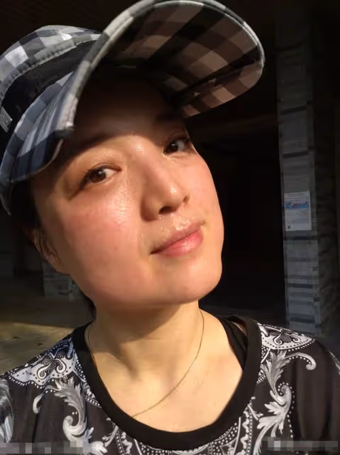 47歲白雪與小8歲老公罕露面!穿情侶鞋同台獻唱,小腿粗壯搶眼