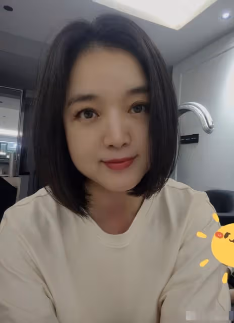 47歲白雪與小8歲老公罕露面!穿情侶鞋同台獻唱,小腿粗壯搶眼