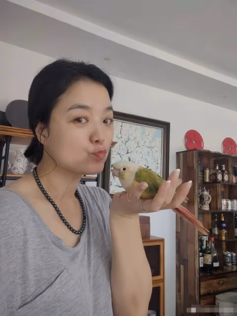 47歲白雪與小8歲老公罕露面!穿情侶鞋同台獻唱,小腿粗壯搶眼