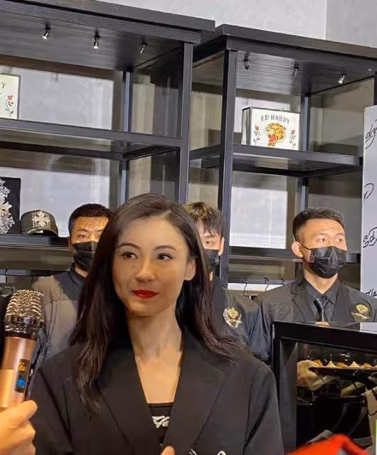 張柏芝近照造型翻車!髮際線後移臉油膩, 臉下垂嚴重撞臉李嘉欣,穿黑蕾絲低胸裝身材好平,網:歲月不饒人
