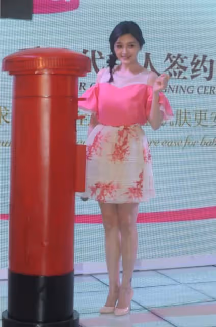 其實大S一點都不胖!一襲粉色裙子顯出大長腿,又細又長真令人羨慕